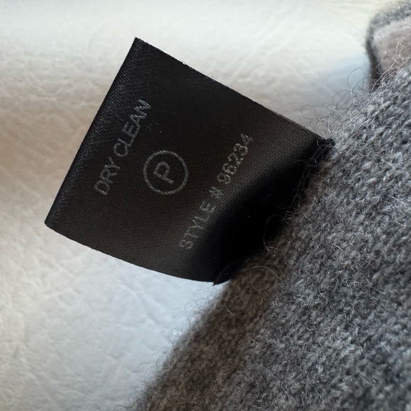 NWOT Skull Cashmere Scarf - Picture 6 of 6